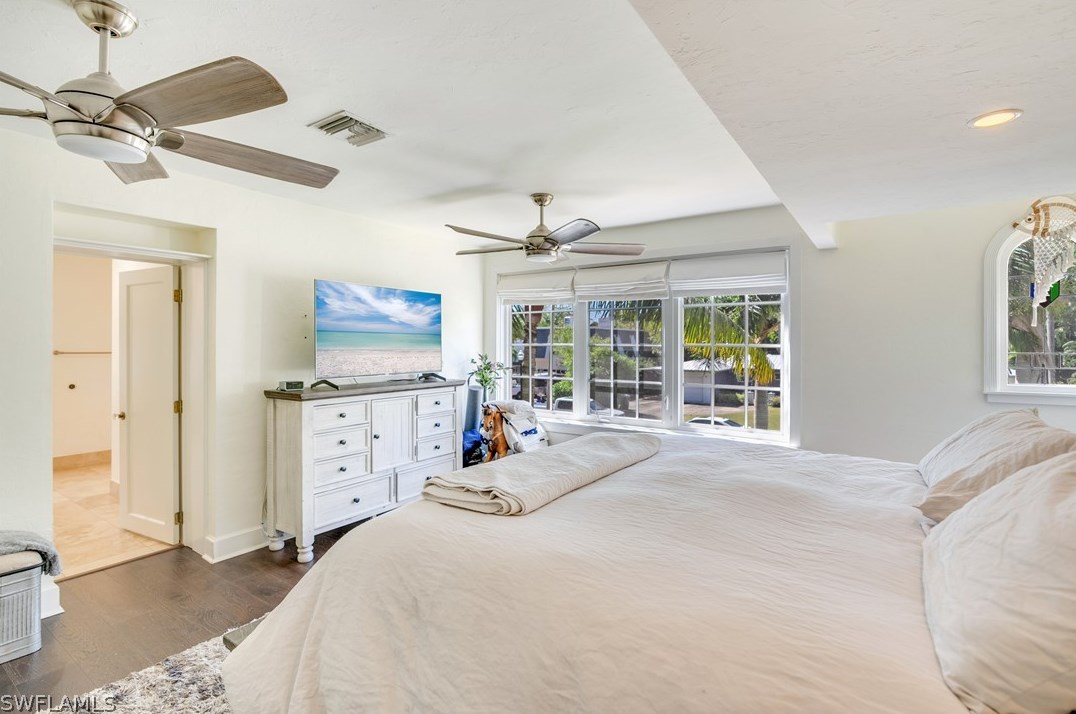 1221 Canterbury Dr, Fort Myers FL  33901-8762 exterior