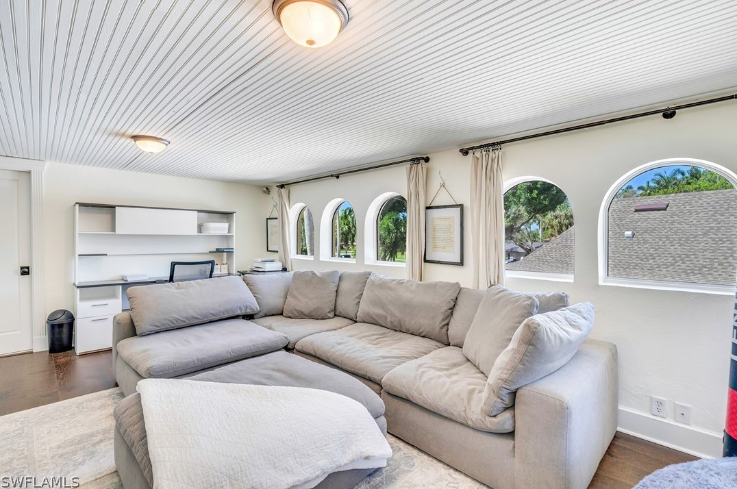 1221 Canterbury Dr, Fort Myers FL  33901-8762 exterior