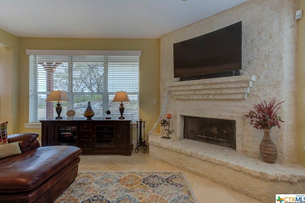 1025-1031 Kings Cv Dr, New Braunfels TX exterior