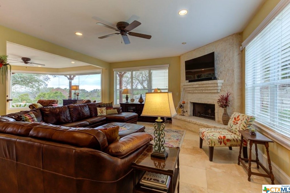 1025-1031 Kings Cv Dr, New Braunfels TX exterior