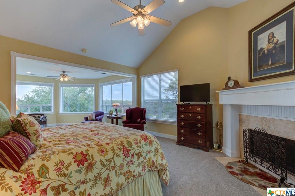 1025-1031 Kings Cv Dr, New Braunfels TX exterior