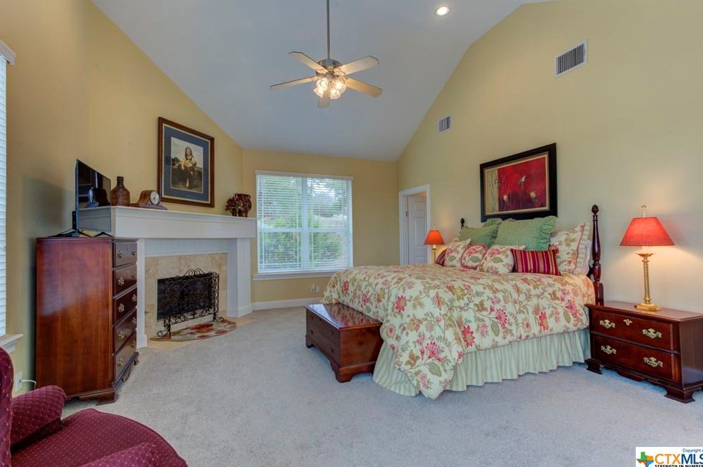 1025-1031 Kings Cv Dr, New Braunfels TX exterior