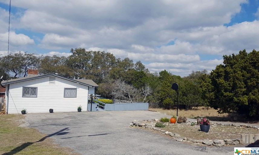 631 Scenic Dr, New Braunfels TX 78133-3675 exterior