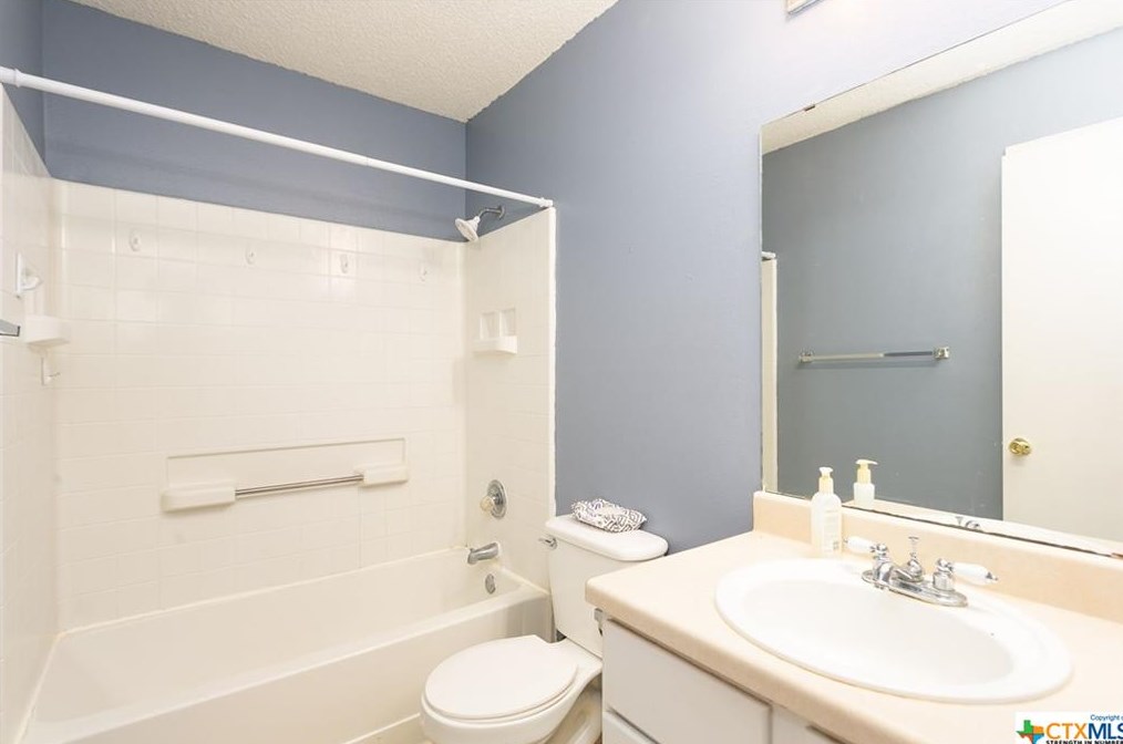 592 Zipp Rd, New Braunfels TX 78130-9613 exterior