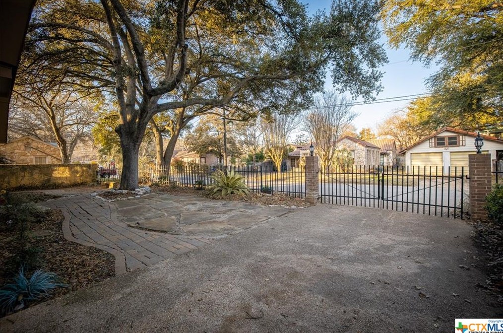 1065 Booneville Ave, New Braunfels TX 78130-4912 exterior