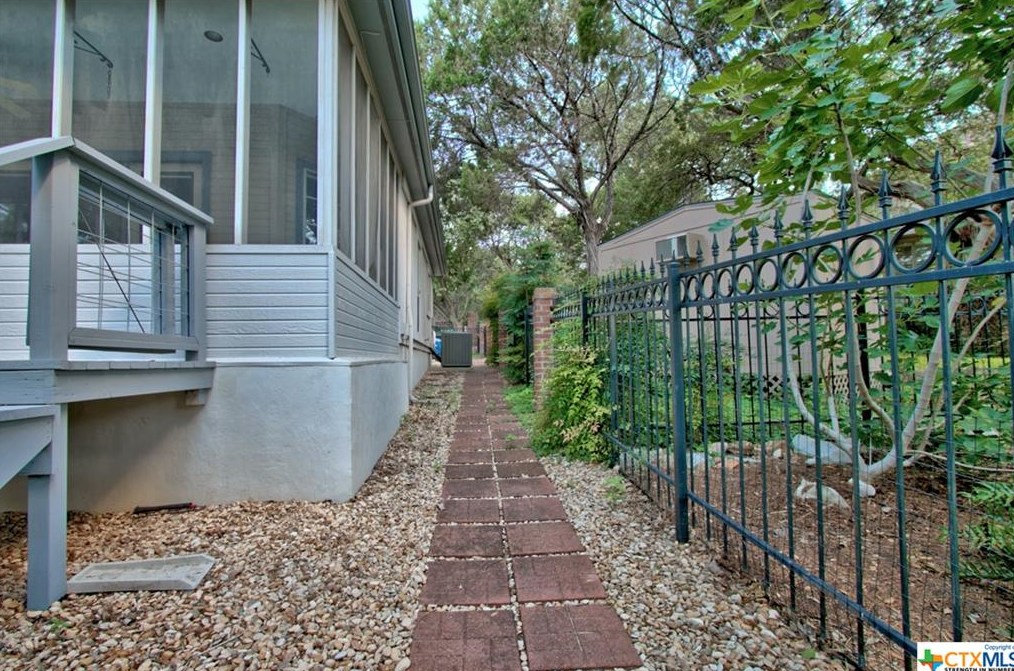 617 Evergreen Ln, New Braunfels TX exterior