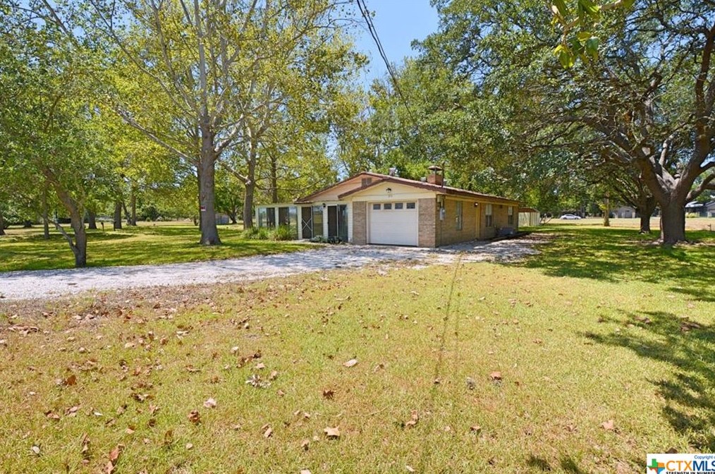 372 Camp Willow Rd, New Braunfels TX  78130-1806 exterior