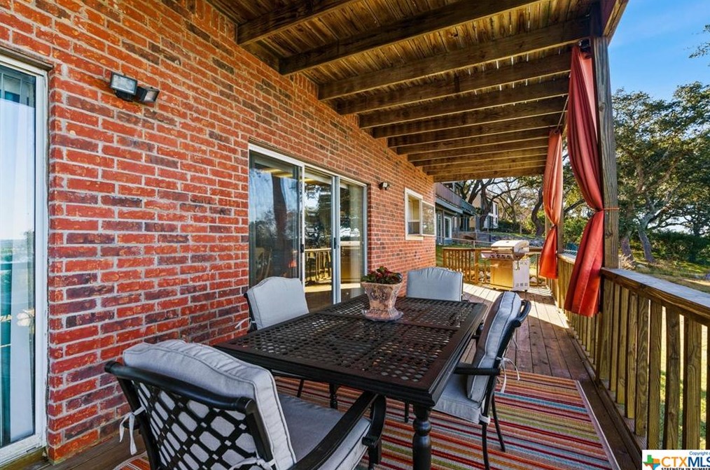 1870 Stagecoach Dr, New Braunfels TX 78133-4059 exterior