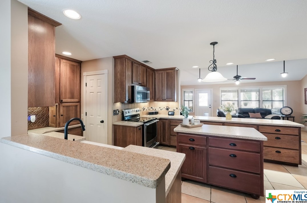 1340 Summerwood Dr, New Braunfels TX 78130-3625 exterior