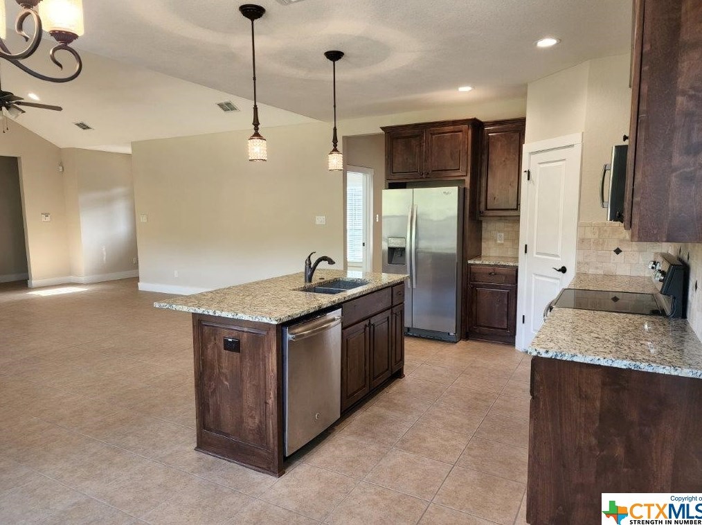 1391 Rocky Rdg Loop, New Braunfels TX 78133-2064 exterior