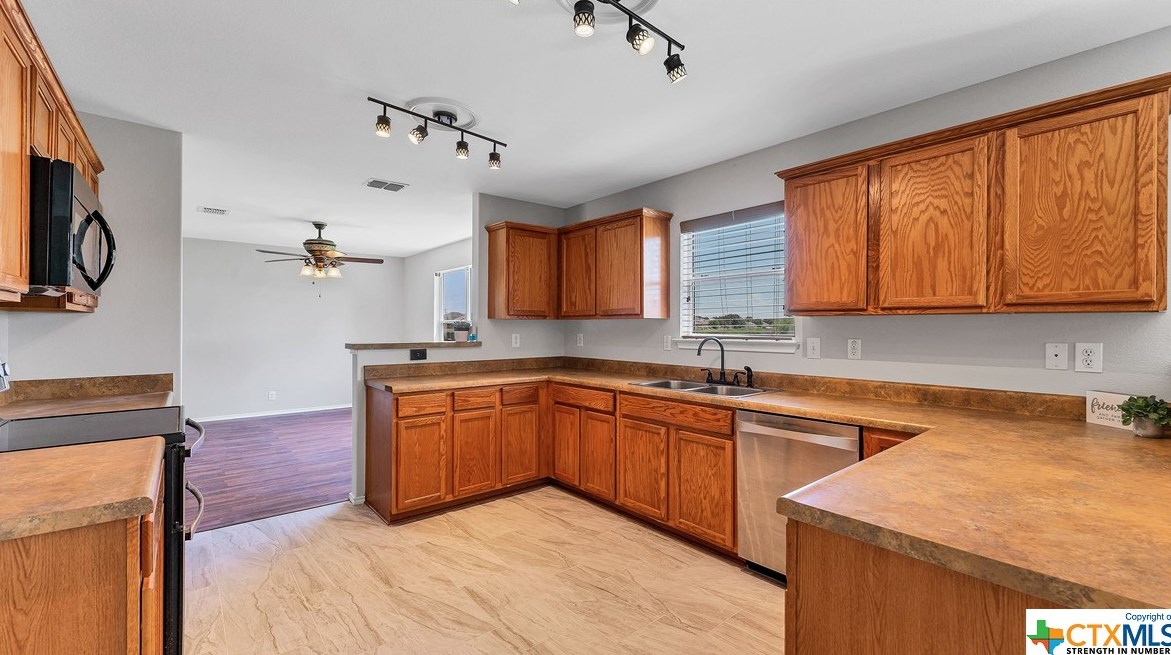 2492 Medina Dr, New Braunfels TX 78130-3195 exterior