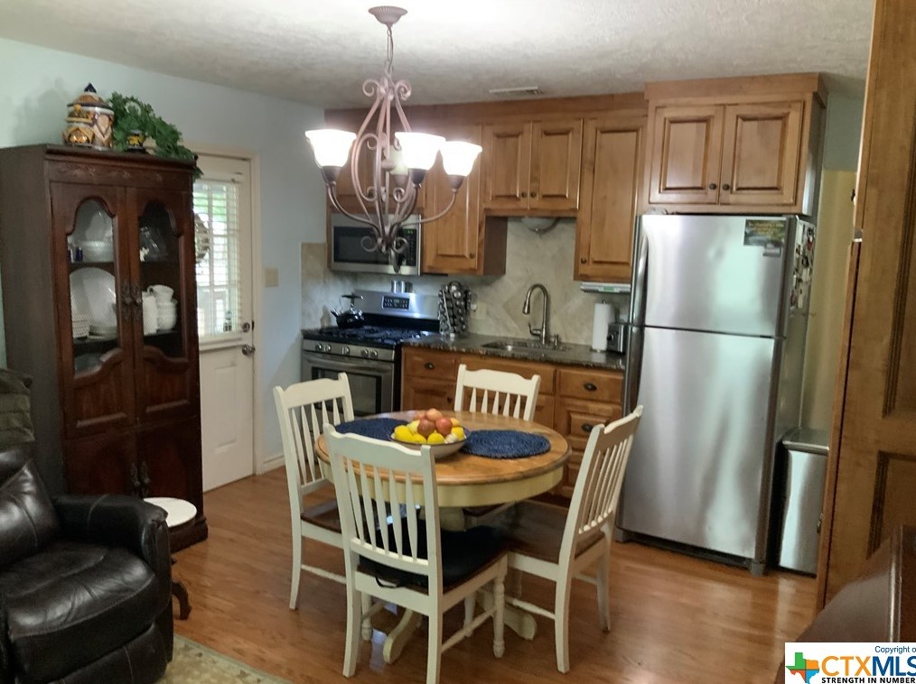 381 Hickory Ave, New Braunfels TX 78130-5828 exterior