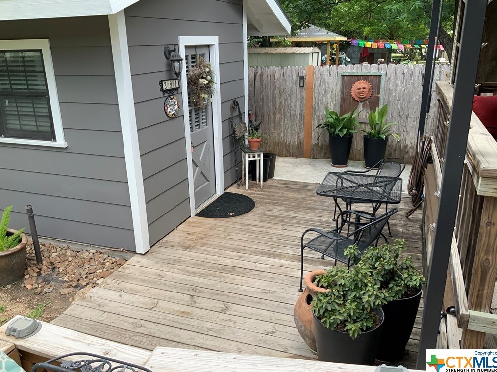 381 Hickory Ave, New Braunfels TX 78130-5828 exterior