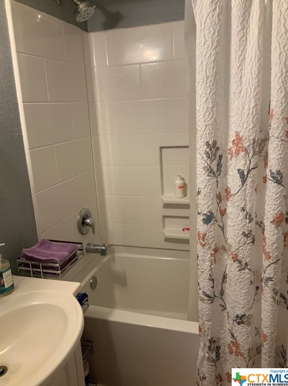 381 Hickory Ave, New Braunfels TX 78130-5828 exterior