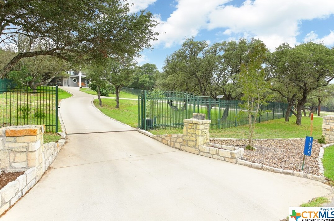 1075 Colleen Dr, New Braunfels TX 78133-5327 exterior