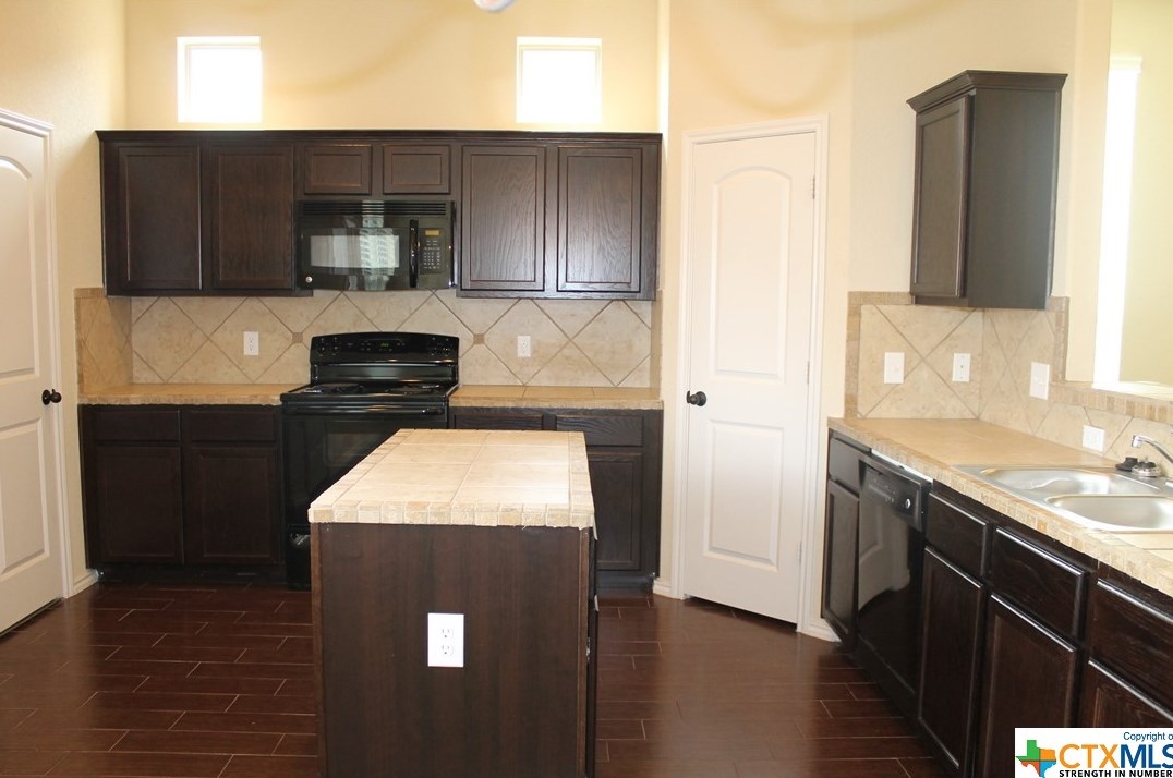 665 Creekside Cir, New Braunfels TX  78130-6446 exterior