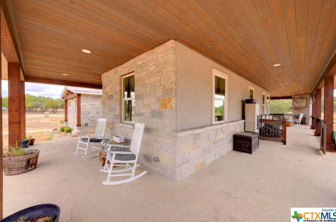 546 Riv Chase Way, New Braunfels TX 78132-6300 exterior