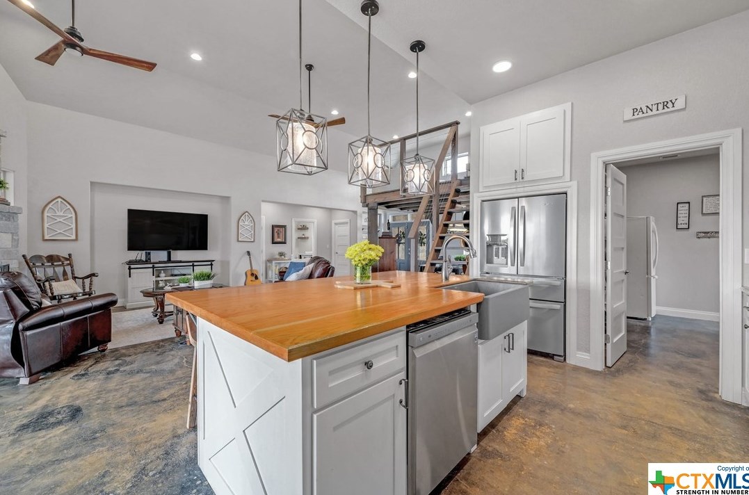 546 Riv Chase Way, New Braunfels TX 78132-6300 exterior