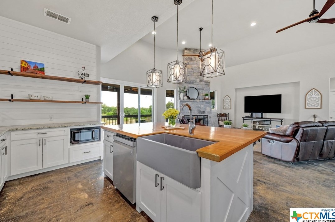 546 Riv Chase Way, New Braunfels TX 78132-6300 exterior