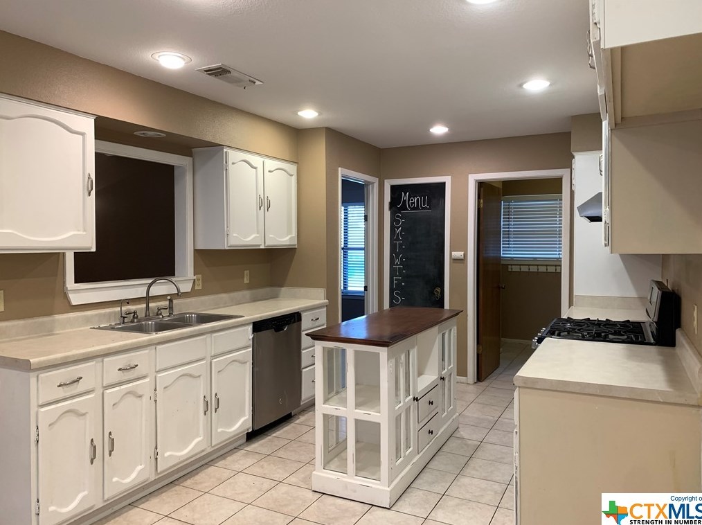 826 Timber Rdg, New Braunfels TX  78130-4640 exterior