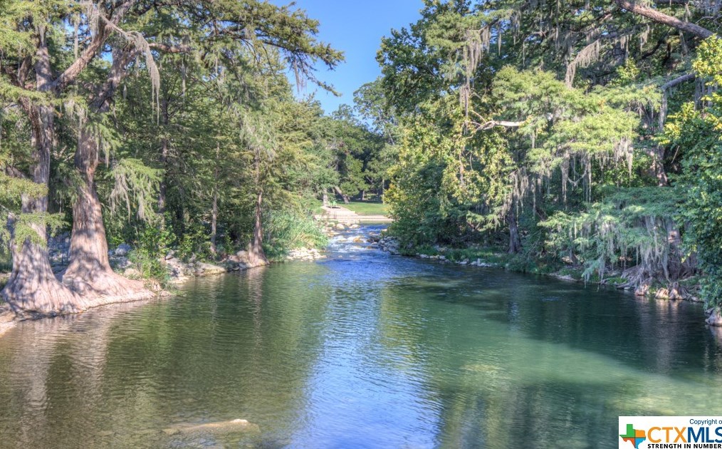 1226 Blf Crk Cir, New Braunfels TX 78130-4055 exterior