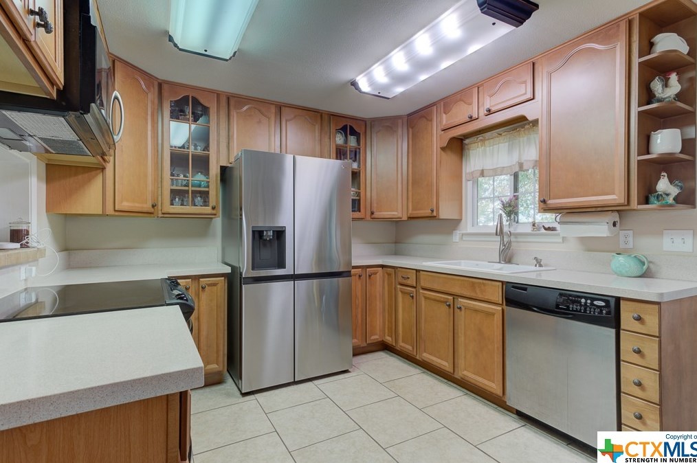 518 Zipp Rd, New Braunfels TX 78130-9595 exterior