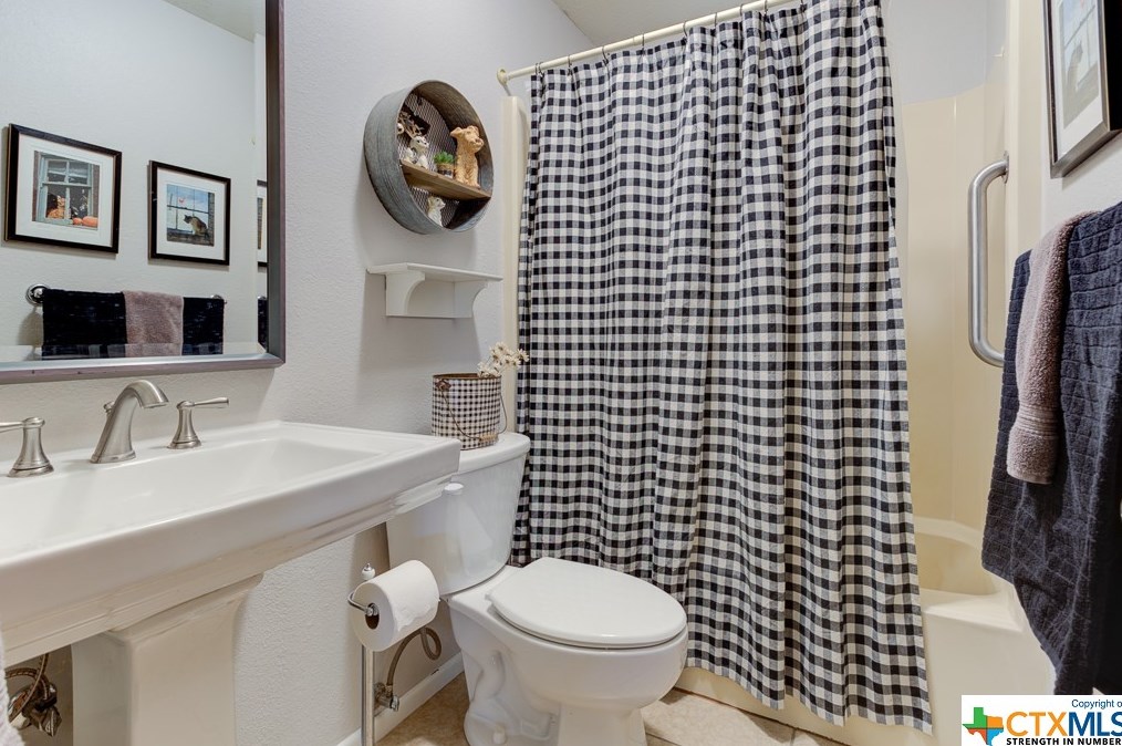 518 Zipp Rd, New Braunfels TX 78130-9595 exterior