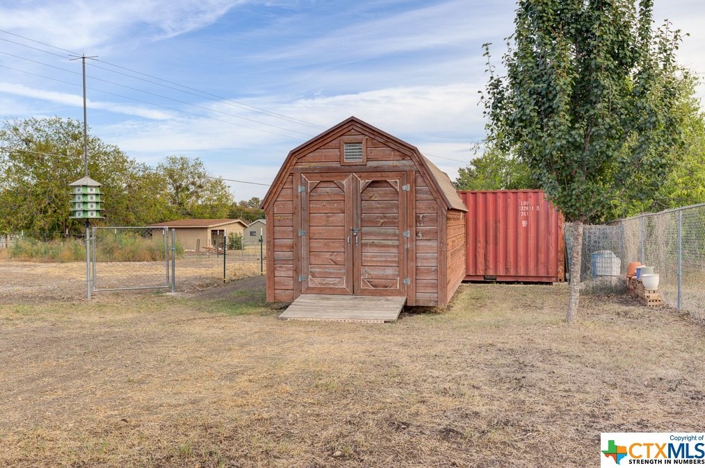 518 Zipp Rd, New Braunfels TX 78130-9595 exterior