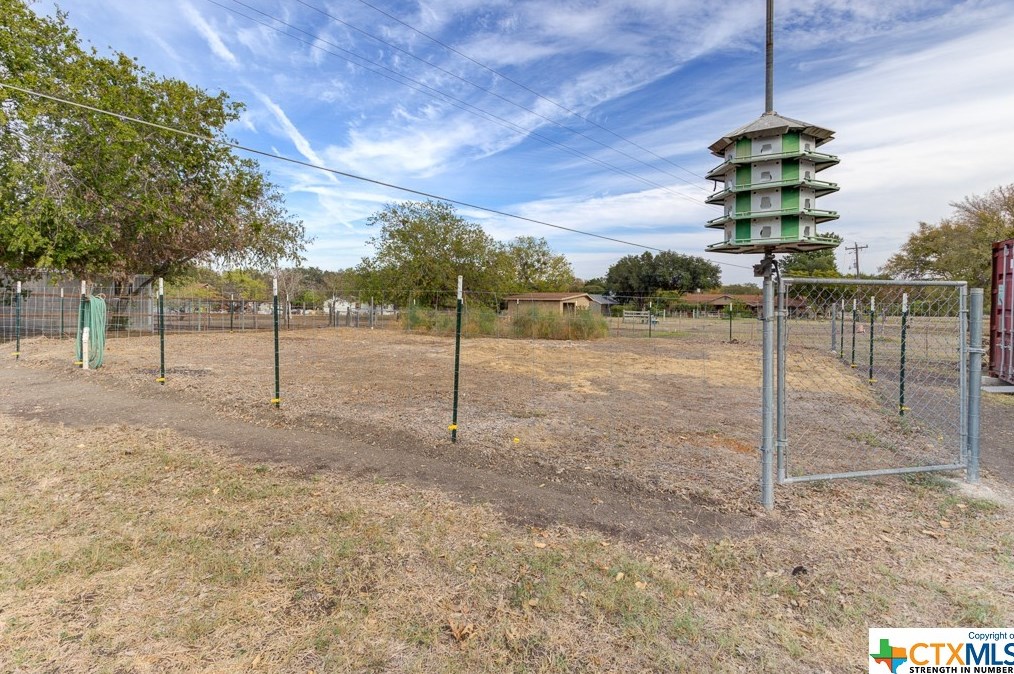 518 Zipp Rd, New Braunfels TX 78130-9595 exterior