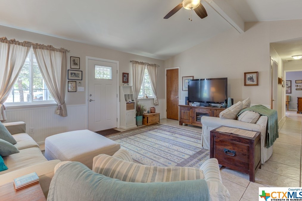 518 Zipp Rd, New Braunfels TX 78130-9595 exterior