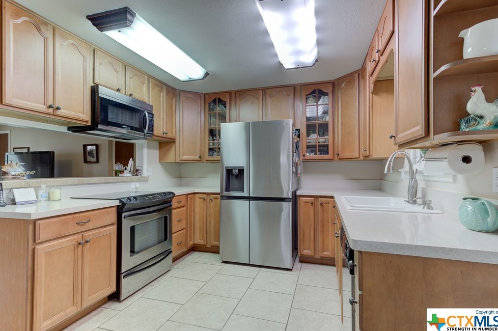 518 Zipp Rd, New Braunfels TX 78130-9595 exterior