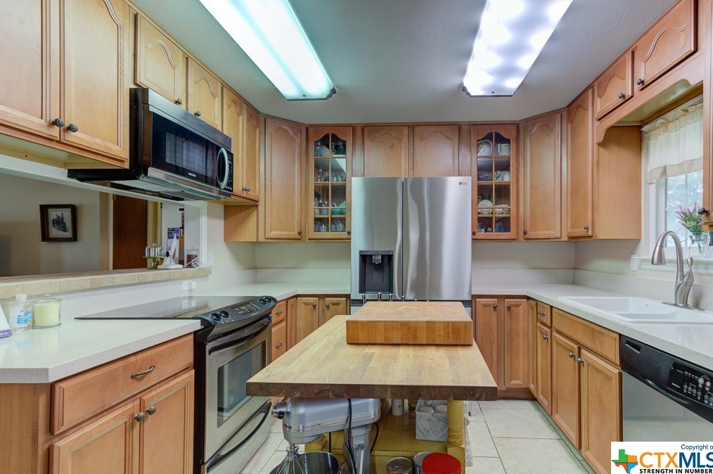 518 Zipp Rd, New Braunfels TX 78130-9595 exterior