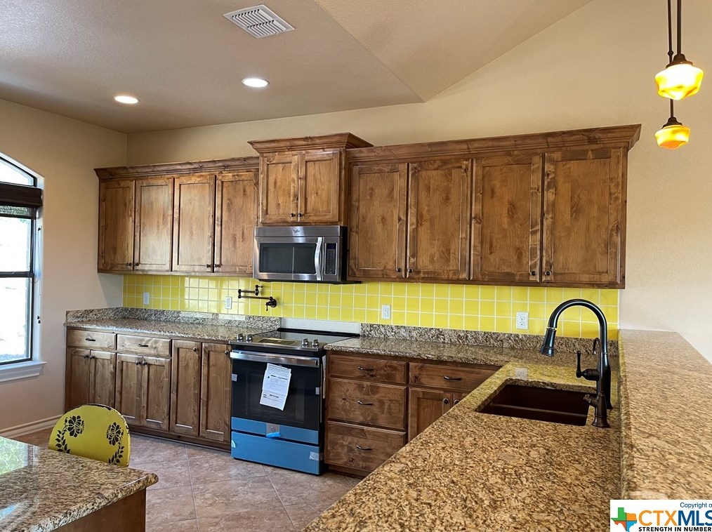 632 Lasso Loop, New Braunfels TX 78133-1980 exterior