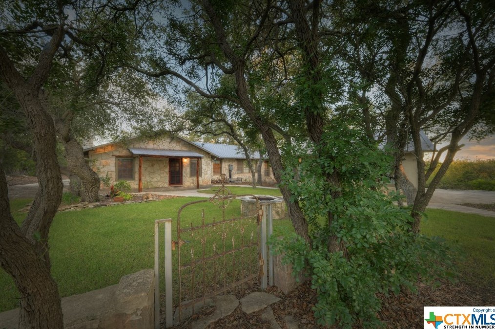 1053 Shady Holw, New Braunfels TX 78132-2309 exterior