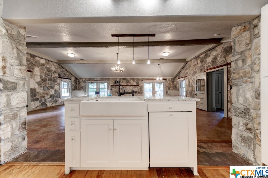 1053 Shady Holw, New Braunfels TX 78132-2309 exterior