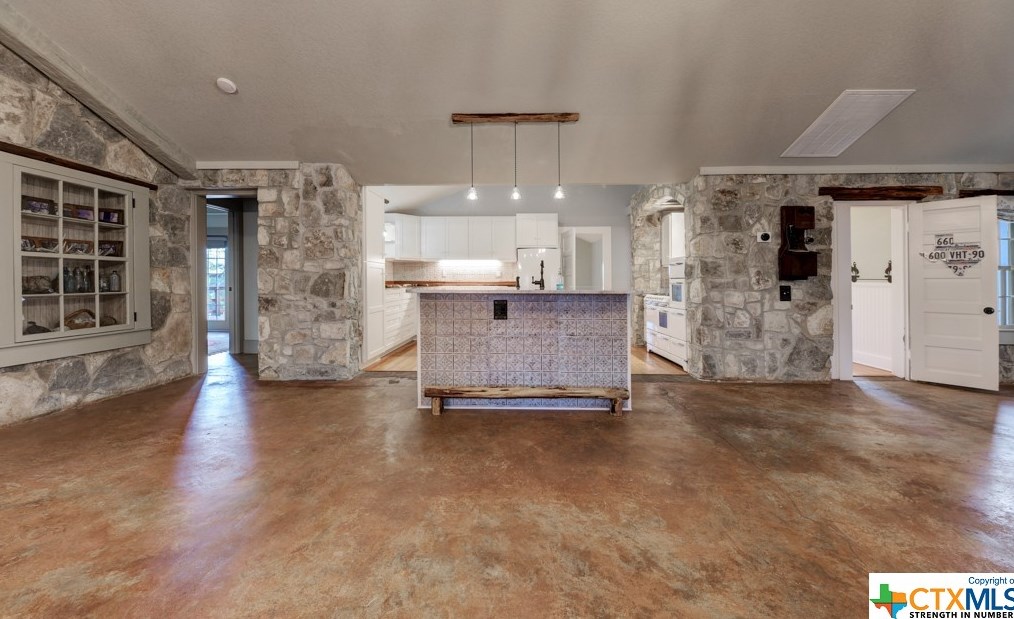 1053 Shady Holw, New Braunfels TX 78132-2309 exterior