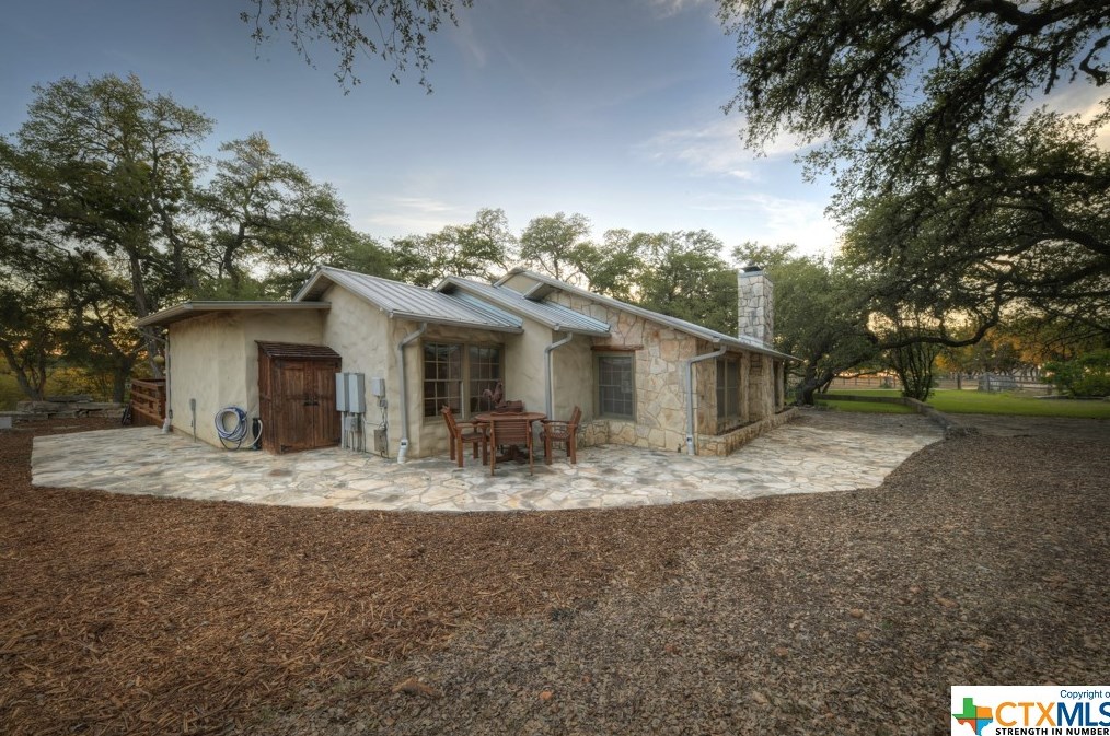 1053 Shady Holw, New Braunfels TX 78132-2309 exterior