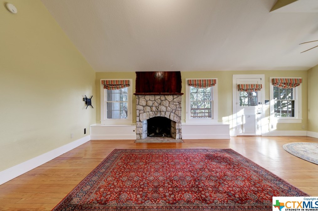 1053 Shady Holw, New Braunfels TX 78132-2309 exterior