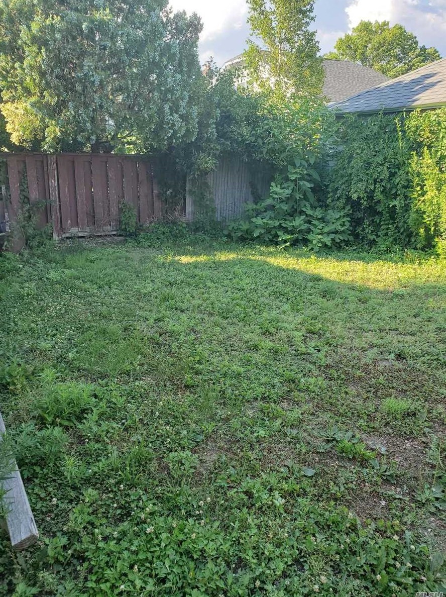 32 Bernard St, North Merrick NY 11566-4508 exterior