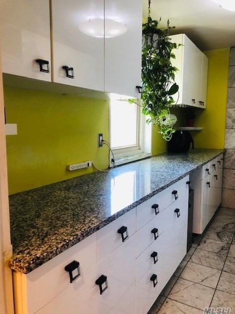 25235 60th Ave, Flushing NY 11378-2909 exterior