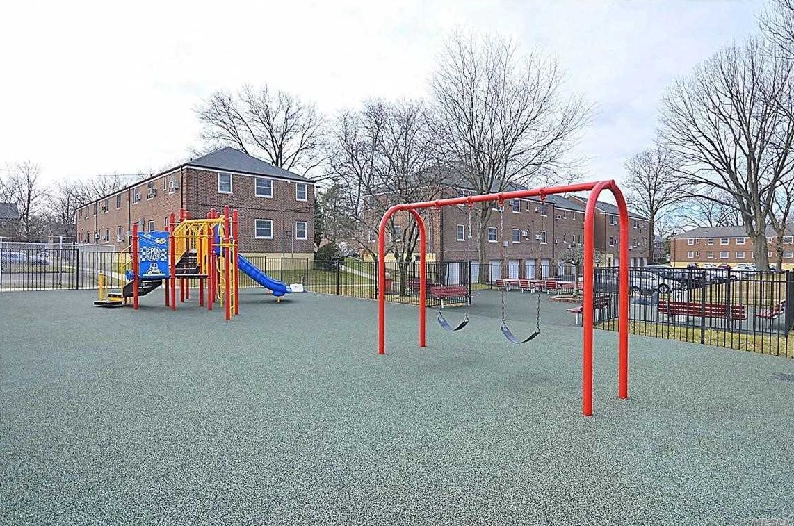 25235 60th Ave, Flushing NY 11378-2909 exterior