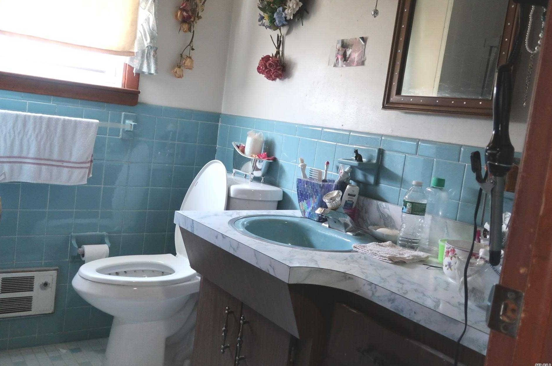 34 Foxglove Rd, North Merrick NY 11566-1102 exterior