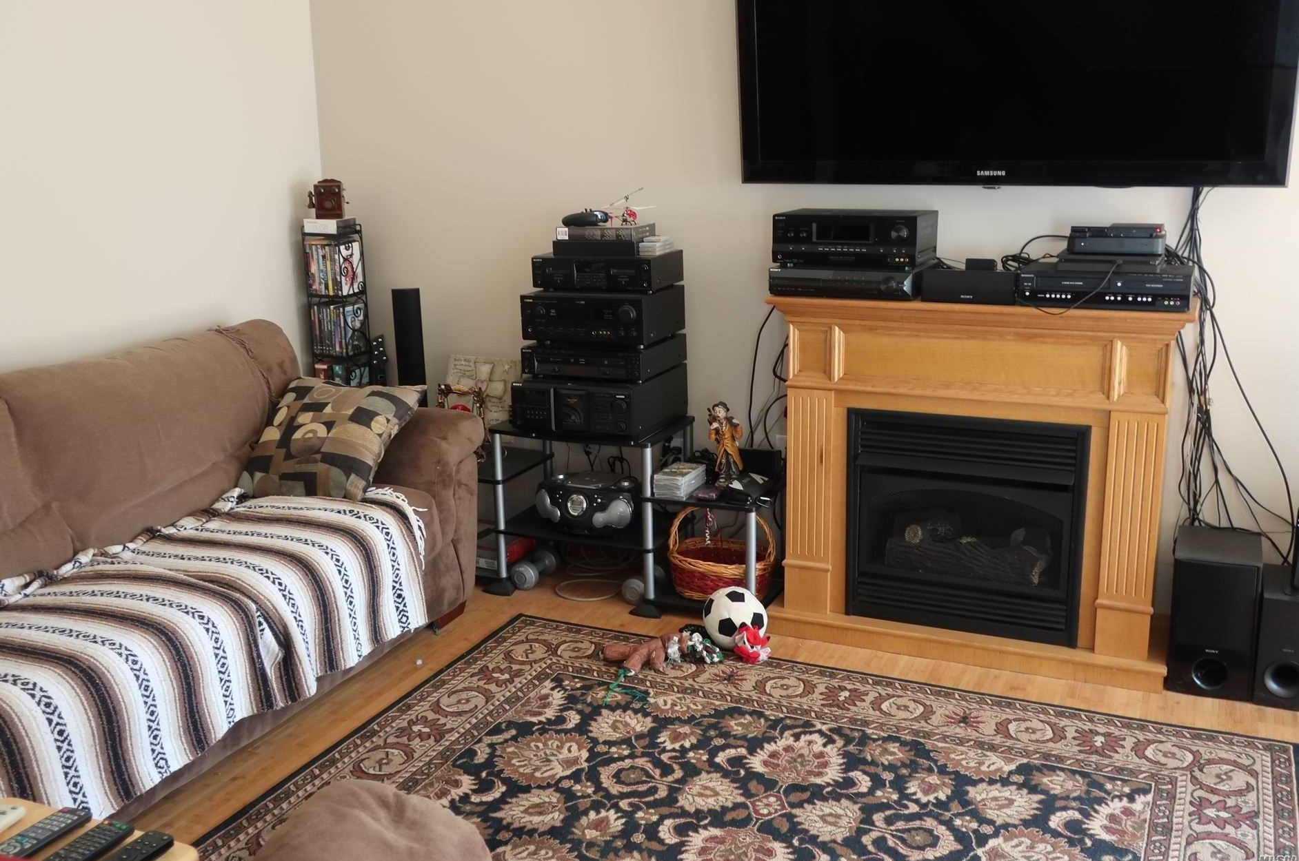 34 Foxglove Rd, North Merrick NY 11566-1102 exterior