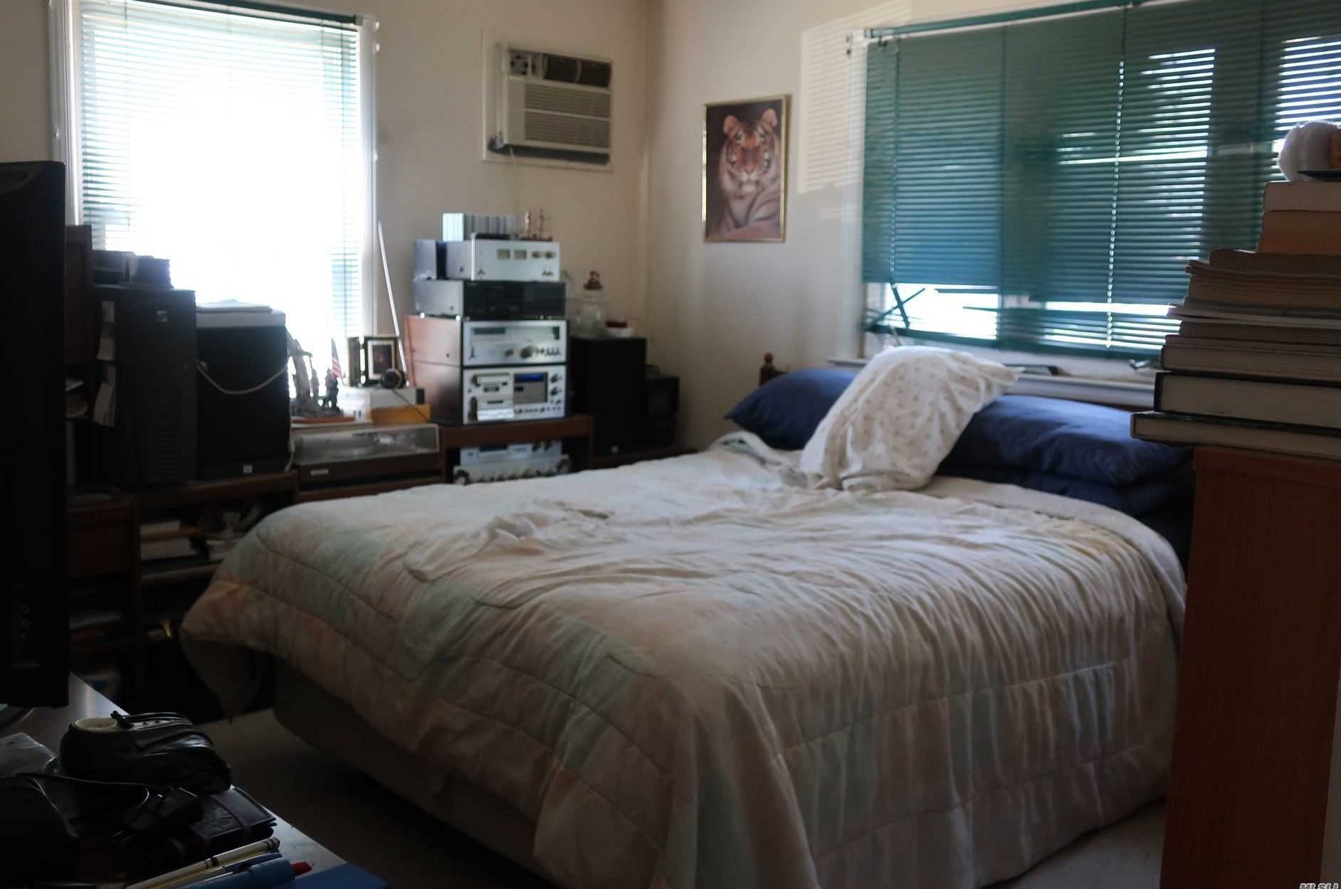 34 Foxglove Rd, North Merrick NY 11566-1102 exterior