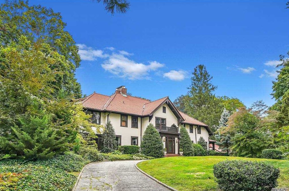 31 Elm Sea Ln, North Hills NY  11030-1008 exterior