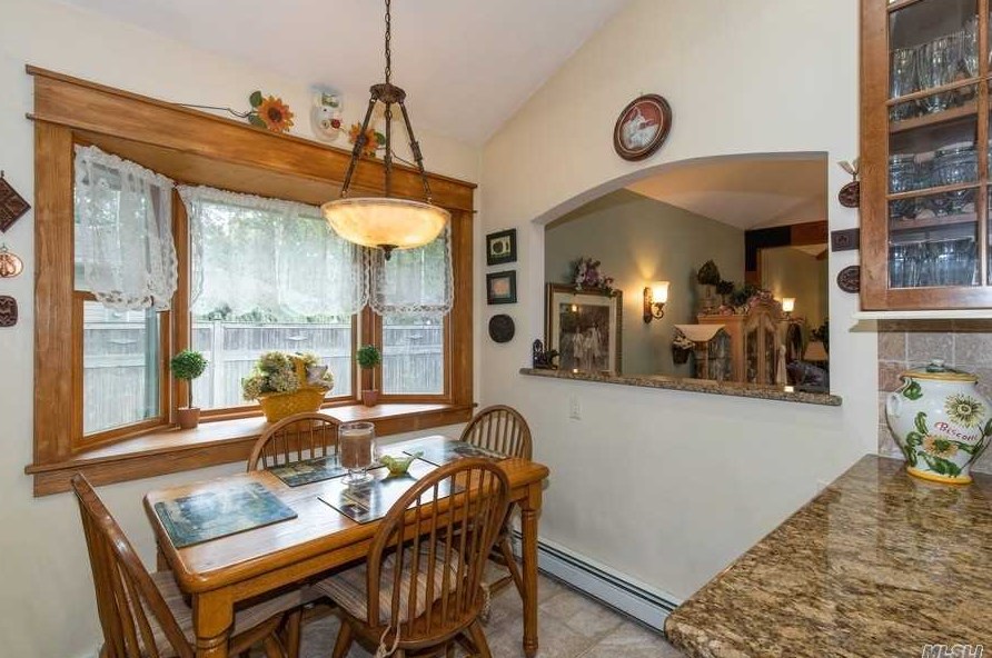 5 Rancher Pl, Hunt NY 11743-4019 exterior