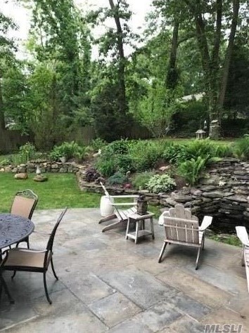 5 Rancher Pl, Hunt NY 11743-4019 exterior