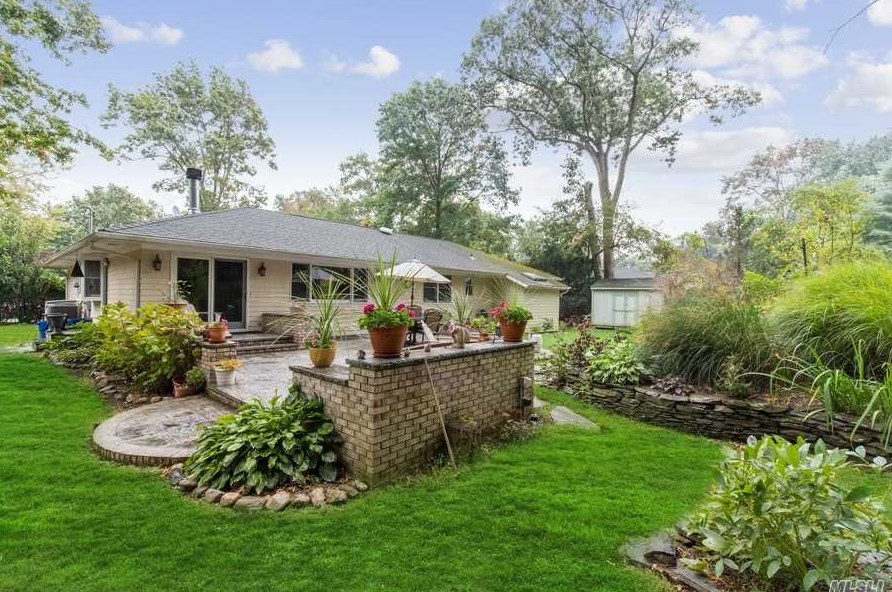 5 Rancher Pl, Hunt NY 11743-4019 exterior