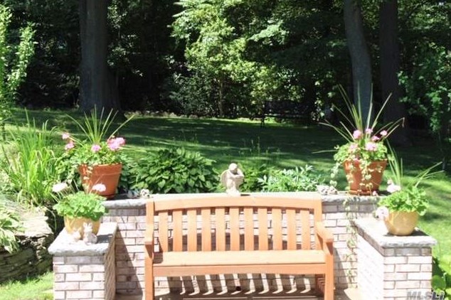 5 Rancher Pl, Hunt NY 11743-4019 exterior