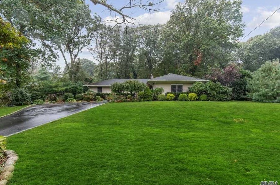 5 Rancher Pl, Hunt NY 11743-4019 exterior